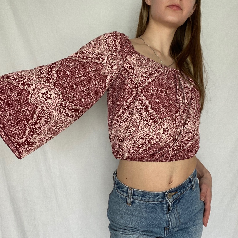 Super cute pink/burgundy & white boho top 🌸